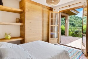 4 室のベッドルーム、セーフティボックス (室内)、アイロン / アイロン台、旅行用ベビーベッド