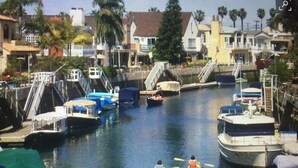 A canal with boats and kayaks, surrounded by buildings and palm trees. - Maison de Fleurs, BELMONT SHORE FAVORITE  Private Yard, Garage  (Long Beach)