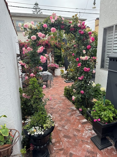 MAISON DE FLEURS, BELMONT FAVORITE  PRIVATE YARD, GARAGE + A/C   -- BOOK NOW
