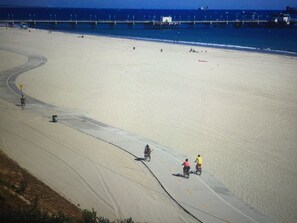 Beach nearby, sun-loungers, beach towels