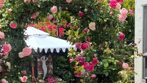 Outdoor dining - Maison de Fleurs, BELMONT SHORE FAVORITE  Private Yard, Garage  (Long Beach)
