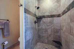 Shower, hair dryer, towels, soap - Abby's Place 3 - The Gathering Place: Home just 1½ blocks off of Main Street (Fredricksberg)