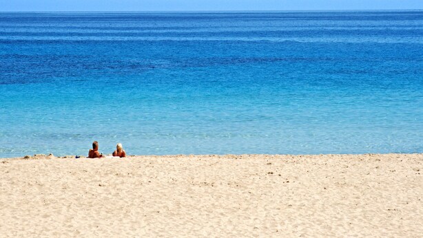 A beach with clear blue water and a sandy shore. - Sa Torre: Idyllic estate, individual areas, garden, pool, WiFi, air conditioning (Santa Maria del Cami)
