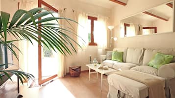 Smart TV, chimenea, futbolito y tenis de mesa