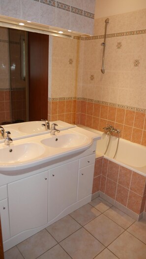 Dusche, Haartrockner, Handtücher