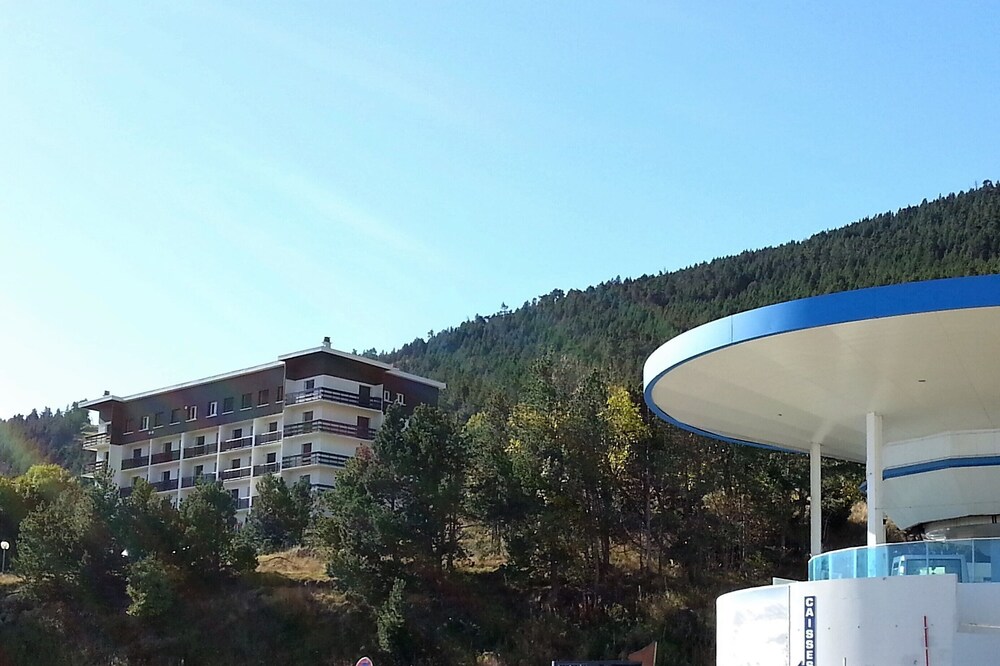 Ideally located 100 meters from the cable car: skiing in winter, mountain biking in summer