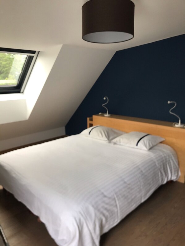 3 bedrooms, internet, bed sheets