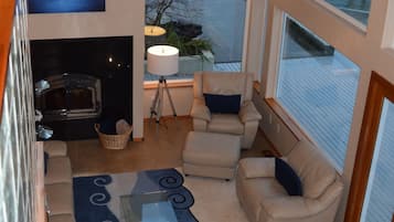 Een smart-tv, een open haard, videogames en een dvd-speler