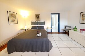 3 habitaciones, tabla de planchar con plancha, wifi y ropa de cama 