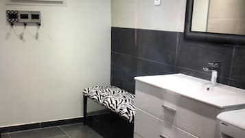 SĂšche-cheveux, serviettes fournies, papier toilette