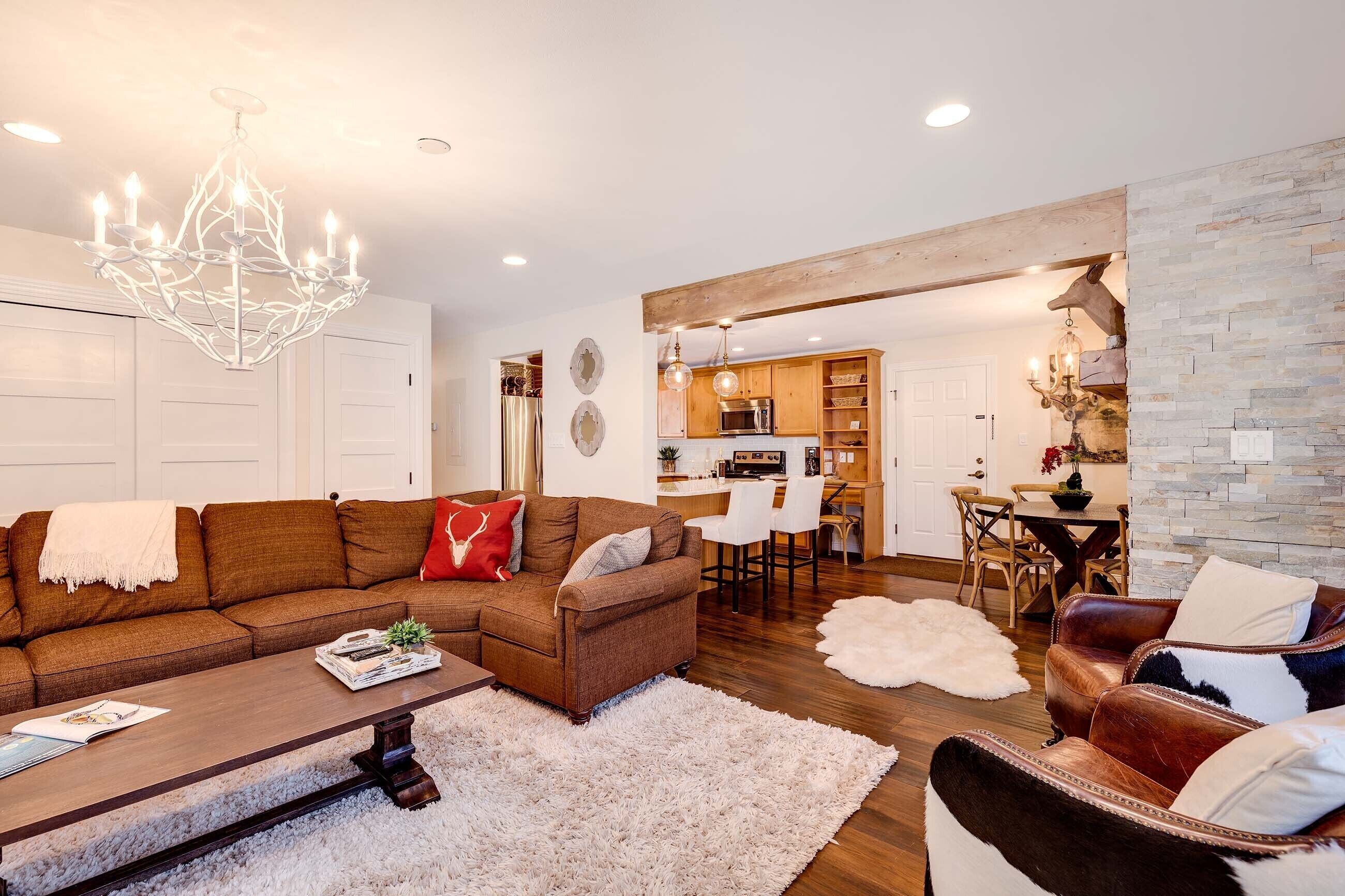 Spectacular 2 Bed/3 Bath mountain getaway, rustic chic decor, 100 yrds to Peak 9