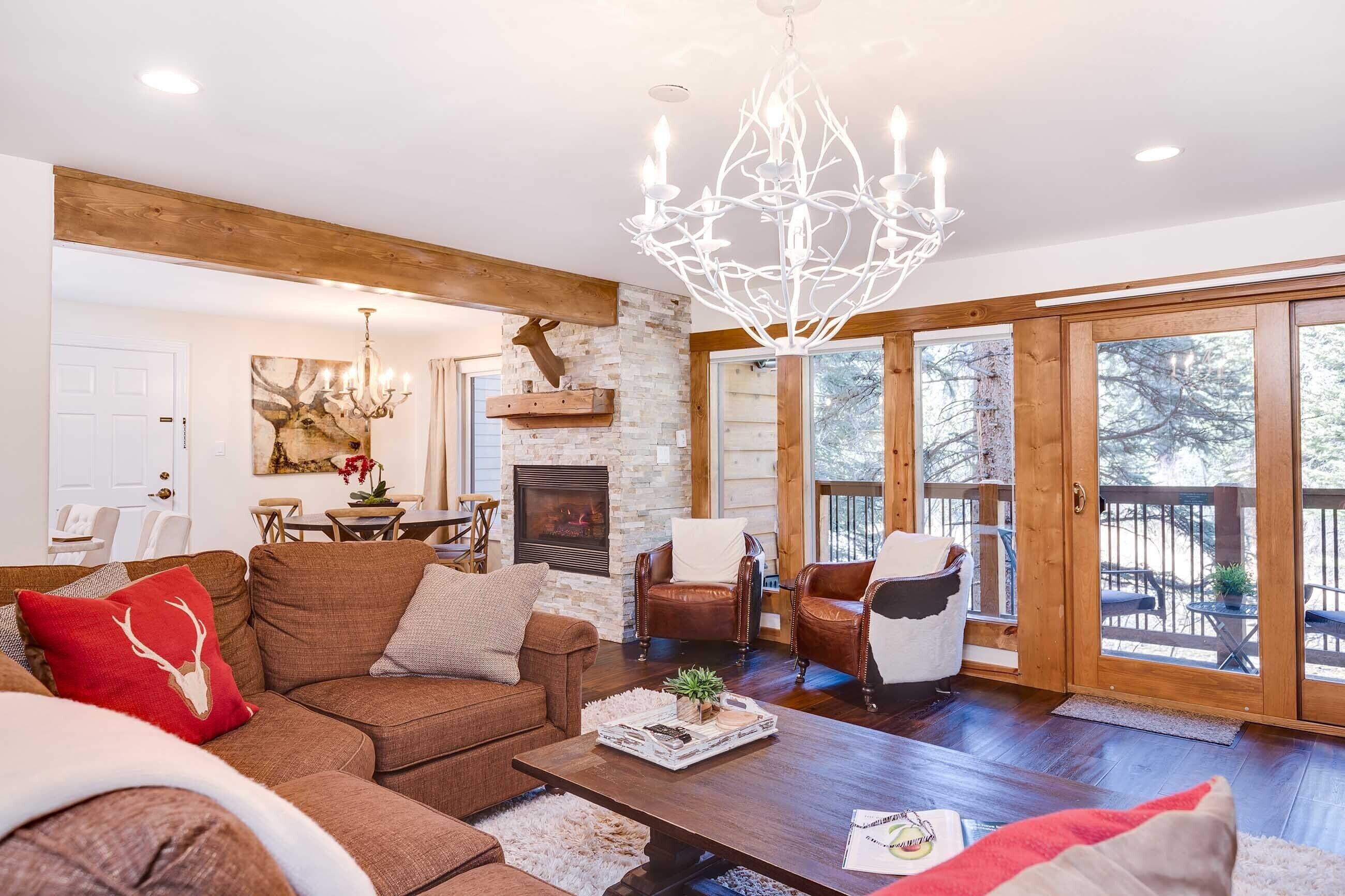 Spectacular 2 Bed/3 Bath mountain getaway, rustic chic decor, 100 yrds to Peak 9