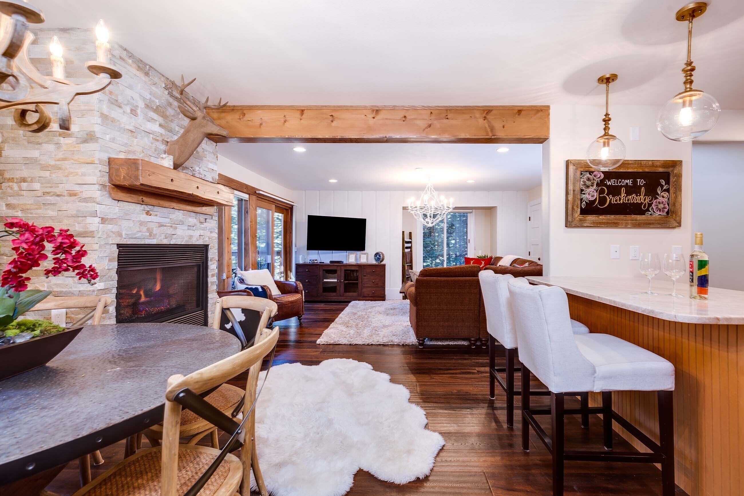 Spectacular 2 Bed/3 Bath mountain getaway, rustic chic decor, 100 yrds to Peak 9