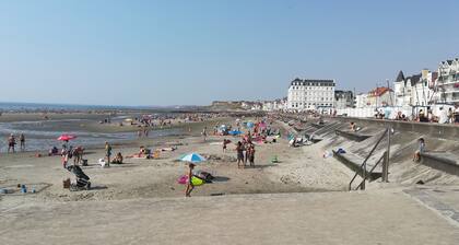 Balcony with a lovely ocean view - Beautiful apartment 50 m from the beach, facing due south in WIMEREUX