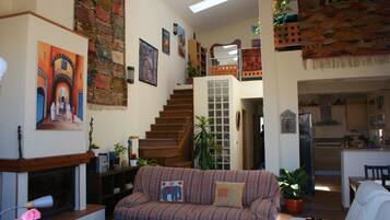 Een smart-tv, een open haard, boeken en een stereo