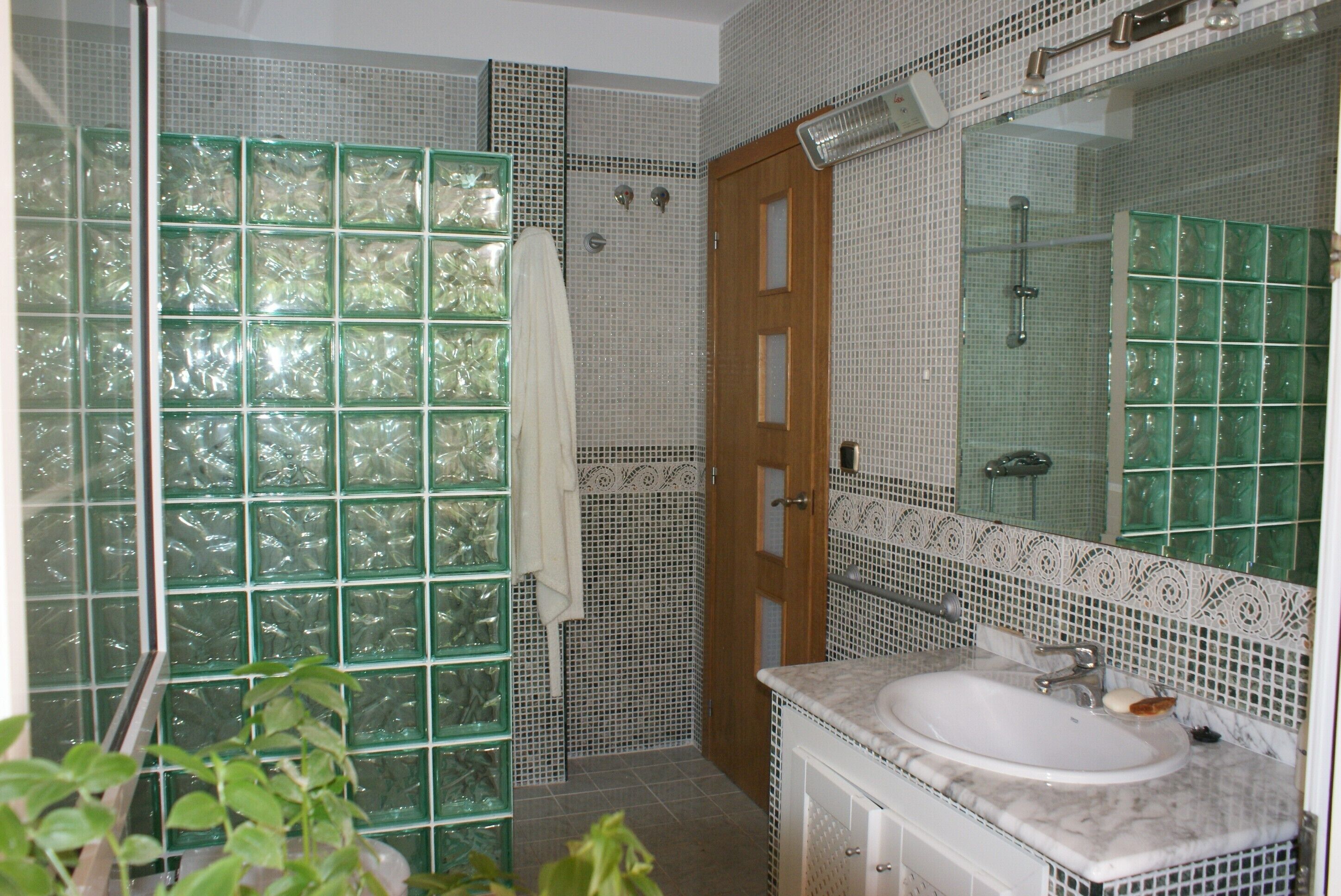 Een bad/douchecombinatie, een haardroger, een bidet, handdoeken