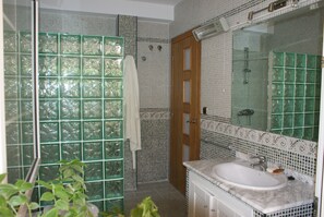 Een bad/douchecombinatie, een haardroger, een bidet, handdoeken