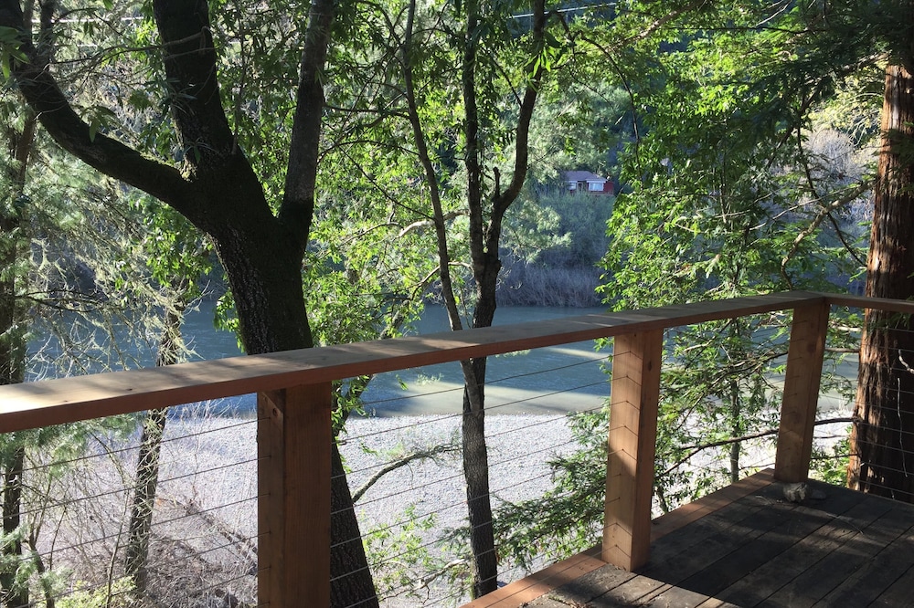 Updated cabin, right on Russian River, amazing river access & location!