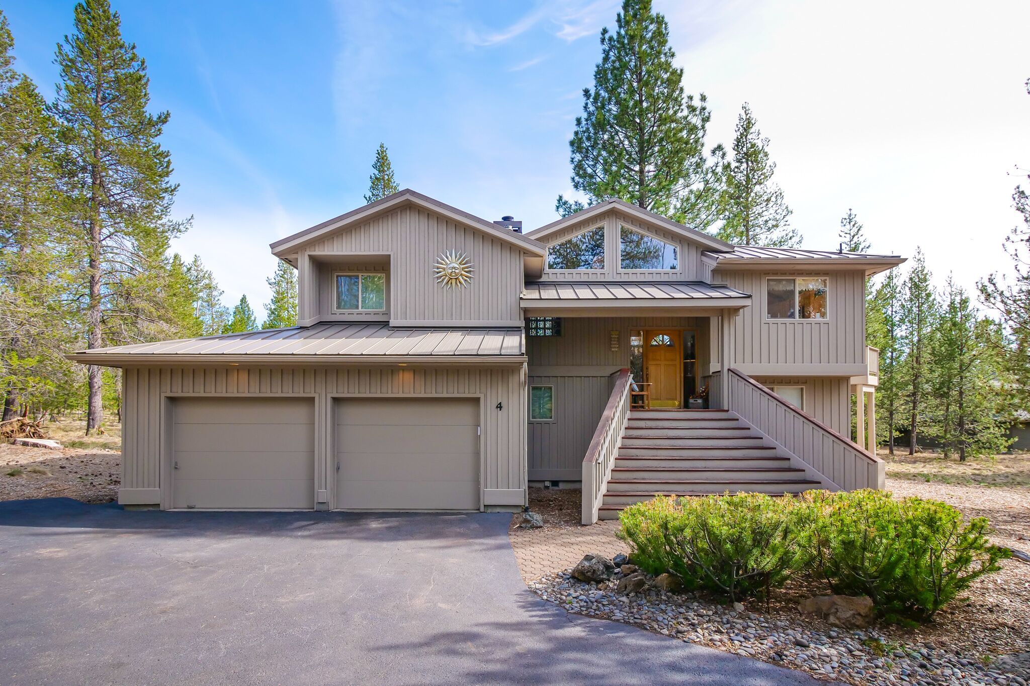 Fort Rock-Wonderful Sunriver Home,3BR-3.5BA- Hot Tub- Wifi-8 SHARC passes