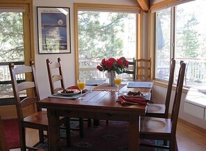 Dining - Fort Rock-Wonderful Sunriver Home,3BR-3.5BA- Hot Tub- Wifi-8 SHARC passes (Sunriver)
