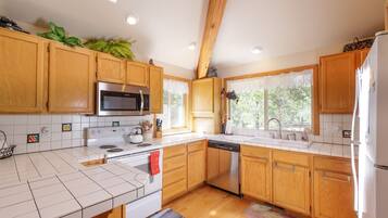 ثلاجة، ميكروويف، فرن، موقد طهي مسطح