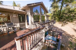 Property grounds - Fort Rock-Wonderful Sunriver Home,3BR-3.5BA- Hot Tub- Wifi-8 SHARC passes (Sunriver)