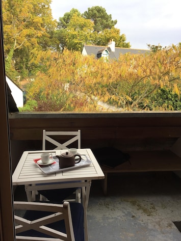 Petite terrasse au niveau de l'appartement. Jardin à disposition avec transats