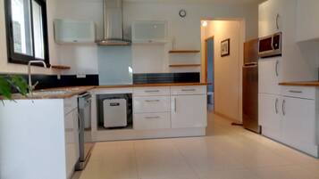 Een koelkast, een microgolfoven, een oven, een kookplaat