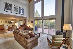 Televisio, takka, videopelejä, DVD-soitin