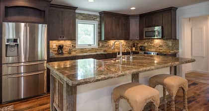 36 Private Acres on the New River w/Hot Tub