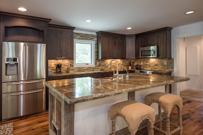 36 Private Acres on the New River w/Hot Tub