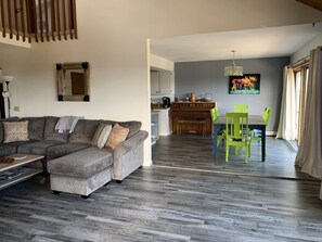 Een smart-tv, een dvd-speler en een filmbibliotheek