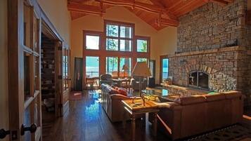 Una Smart TV, una chimenea, videojuegos, un reproductor de DVD