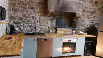 Frigorifero, microonde, forno, piano cottura