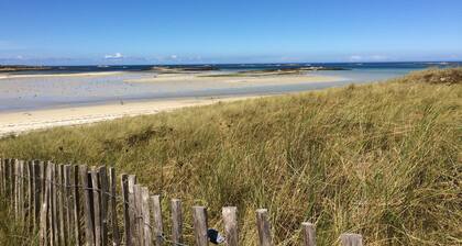 Breton stone house, in a quiet location and the beach