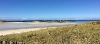 Breton casa in pietra, in una posizione tranquilla e la spiaggia