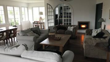 Smart-tv, een open haard, een tafeltennistafel en boeken