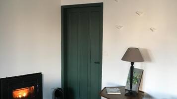 Smart-TV, Kamin, Tischtennisplatte, BĂŒcher