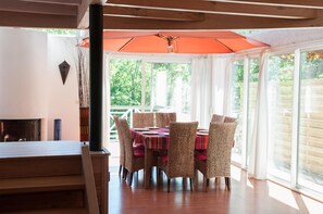 Outdoor dining - ARCHITECT HOUSE WITH CLASSIC POOL 4 STARS BY PREFECTURE (Seignosse)