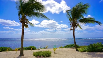 Sulla spiaggia, lettini da mare, teli da spiaggia