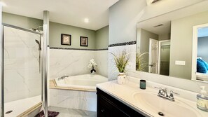 Combined shower/bathtub, jetted bath, hair dryer, towels