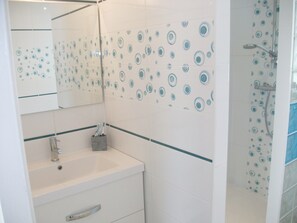 Dusche, Haartrockner, Seife, Toilettenpapier