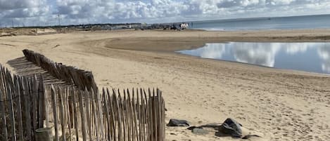 Una spiaggia nelle vicinanze