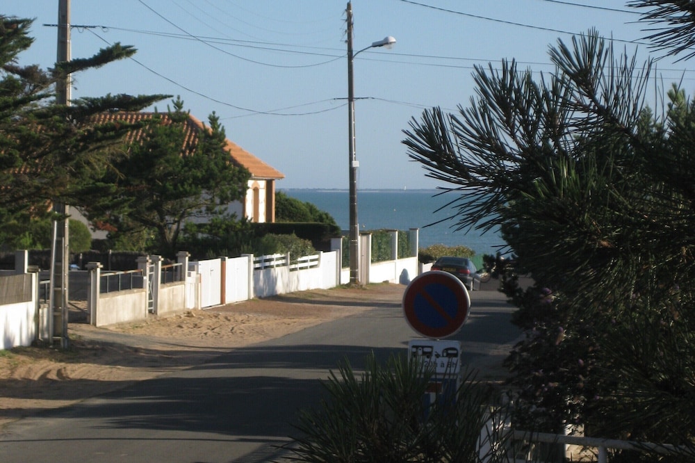 House 200m beach 3 bedrooms special price depending on period.