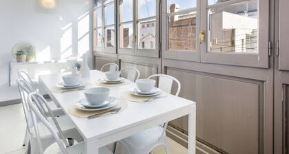 Valencia St. Top Floor Bright & Quiet Apartment