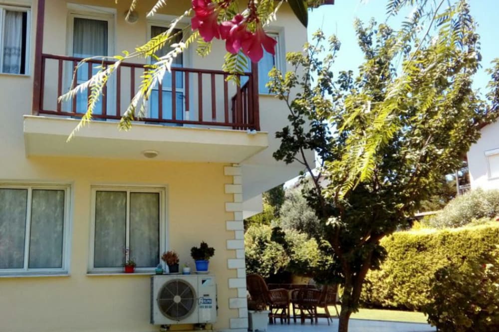 Villa With 3 Bedrooms / 2 Baths ~ 2 Km To Çeşme & Dalyan