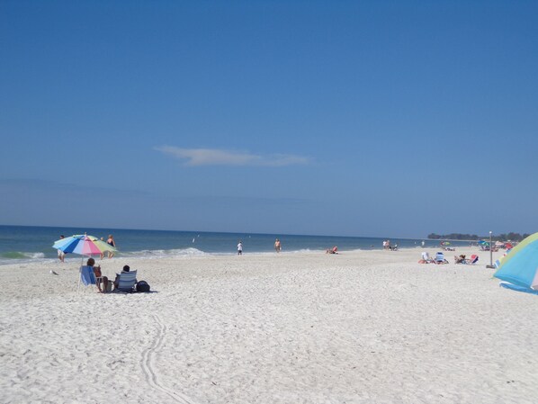 Plage, chaises longues, serviettes de plage