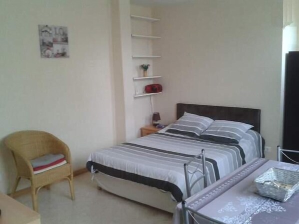 1 chambre, fer et planche à repasser