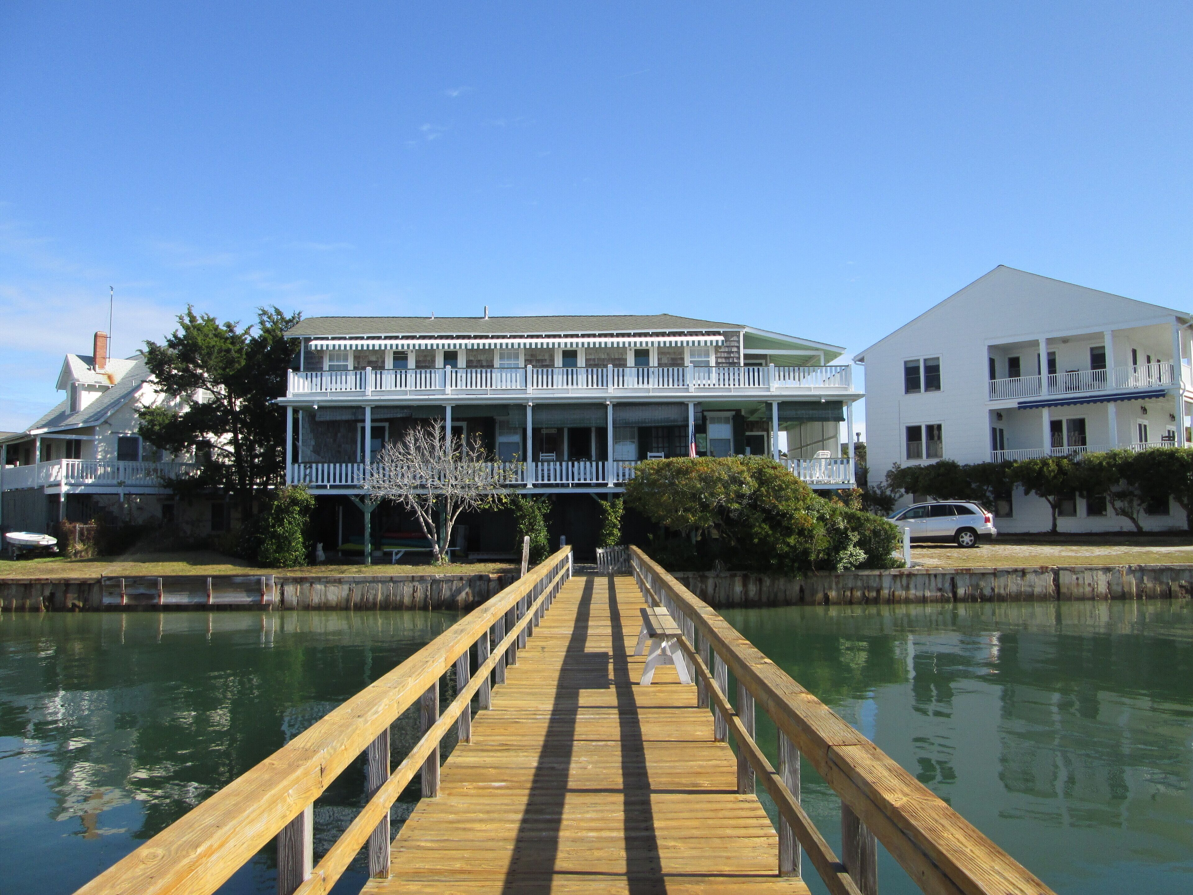 Breathtaking views. WATERFRONT, PRIVATE PIER, BOAT DOCK, FREE WiFi, PARKING,AC