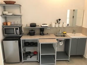 Een koelkast, een microgolfoven, een kookplaat